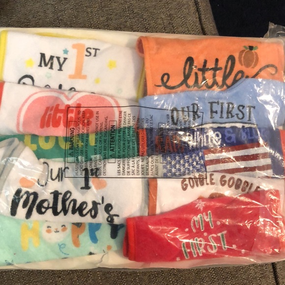 The Peanutshell 10-Pack Holiday Terry Cloth Baby Feeding Bibs - Picture 5 of 6